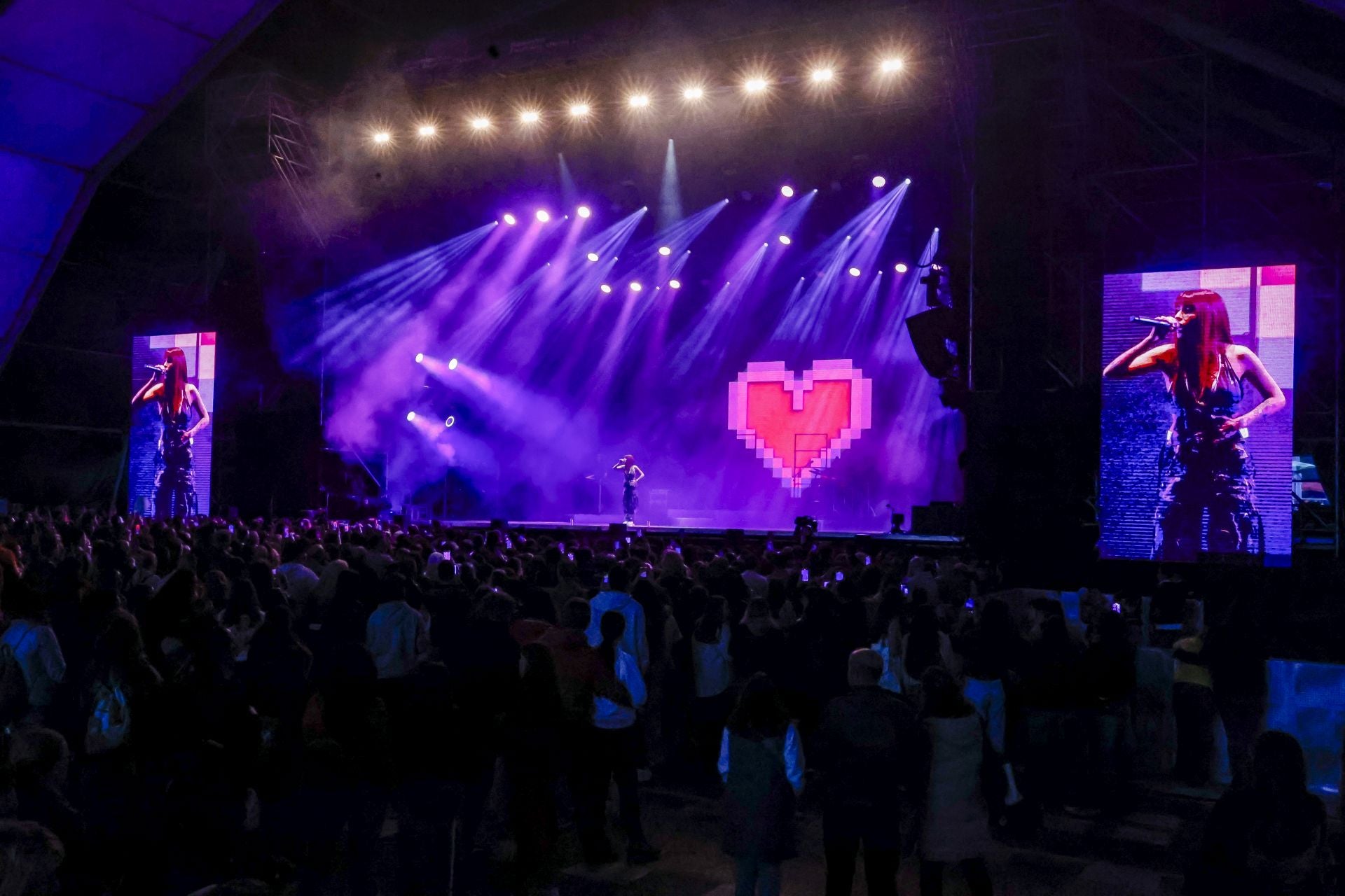 Lennis, Vicco, Chiara y Chanel cierran los conciertos de San Mateo con mucho ritmo latino