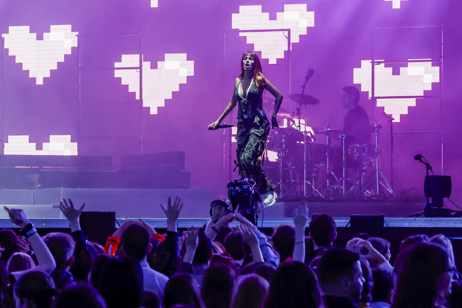 Lennis, Vicco, Chiara y Chanel cierran los conciertos de San Mateo con mucho ritmo latino