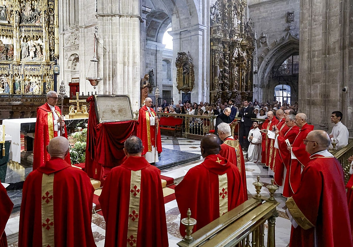 El Santo Sudario, al descubierto, en la Catedral.