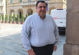 Pelayo Barcia, presidente de EMTUSA, en la plaza Mayor de Gijón.