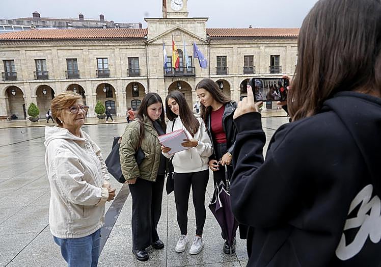 Purificación espera las indicaciones de Naira, Luján, Adriana y Lucía para su papel.