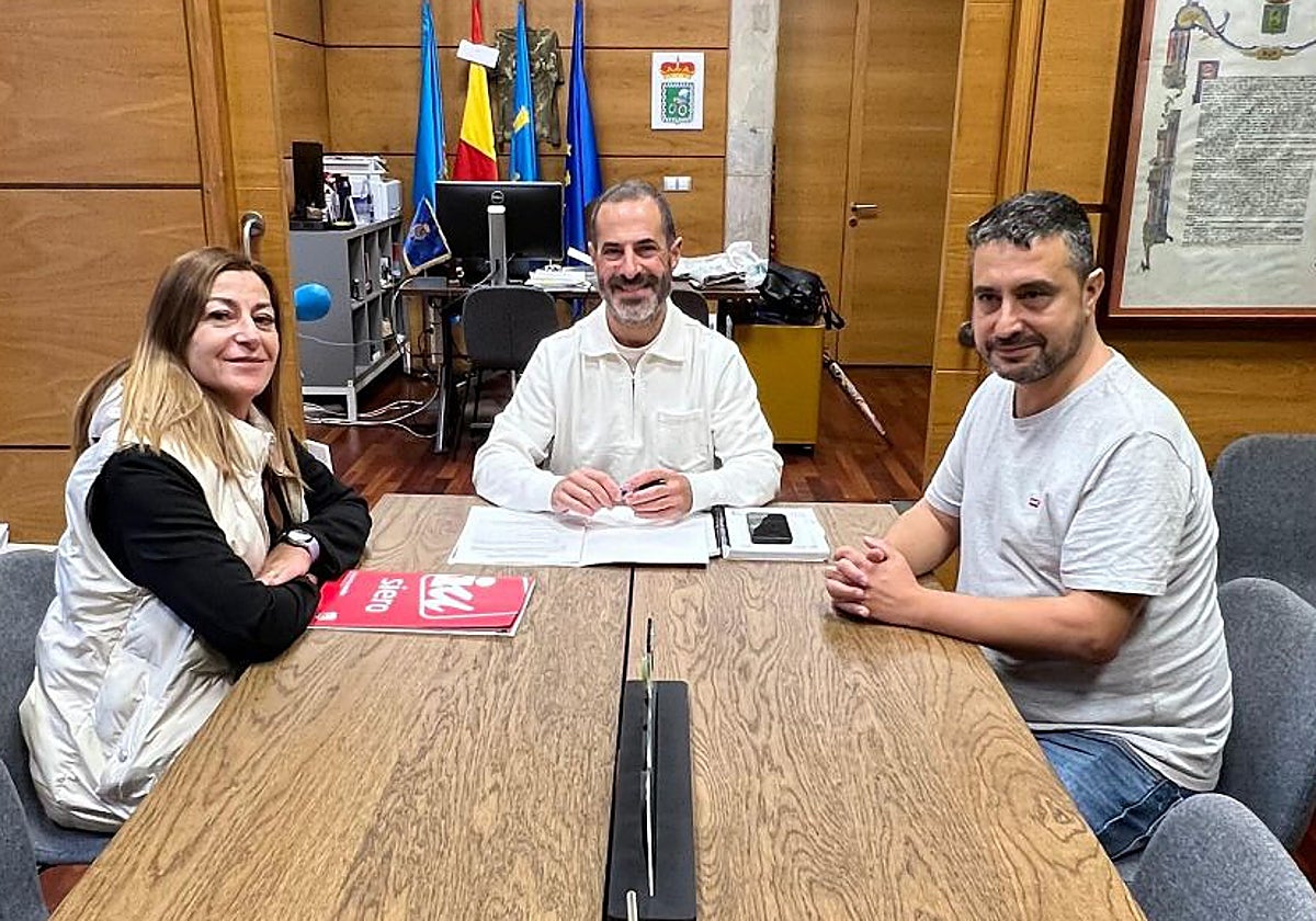 La portavoz de IU Tere Álvarez, con el alcalde, Ángel García, 'Cepi', y el edil Javier Rodríguez.