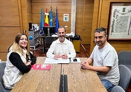 La portavoz de IU Tere Álvarez, con el alcalde, Ángel García, 'Cepi', y el edil Javier Rodríguez.