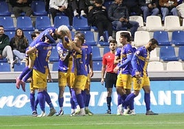 Kevin Bautista eleva en brazos a Isi Ros tras su segundo tanto, con el murciano siendo felicitado por Berto Cayarga.