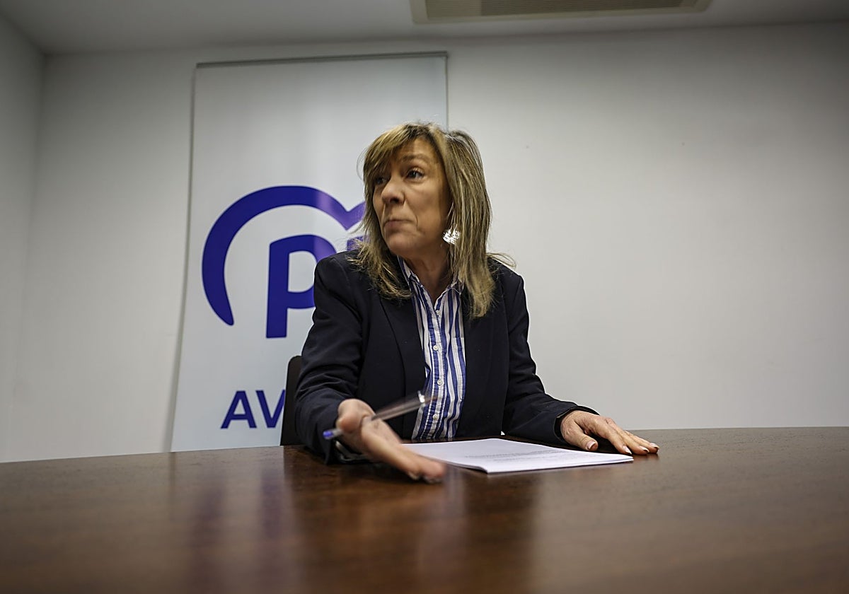 La parlamentaria nacional popular, Esther Llamazares, en una rueda de prensa, en abril de 2025