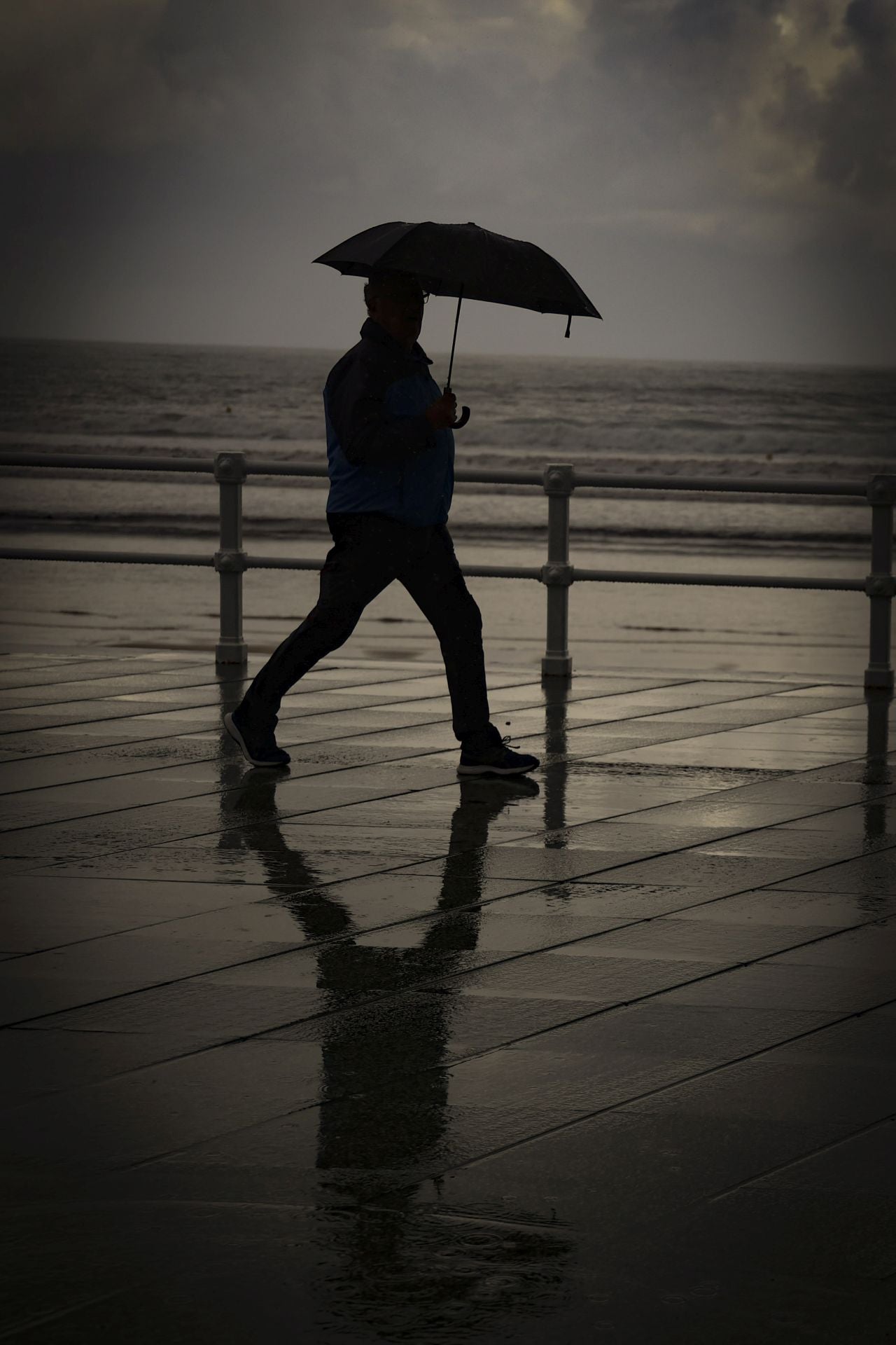 Lluvia, frío y viento: las imágenes de cómo Asturias da la bienvenida al otoño