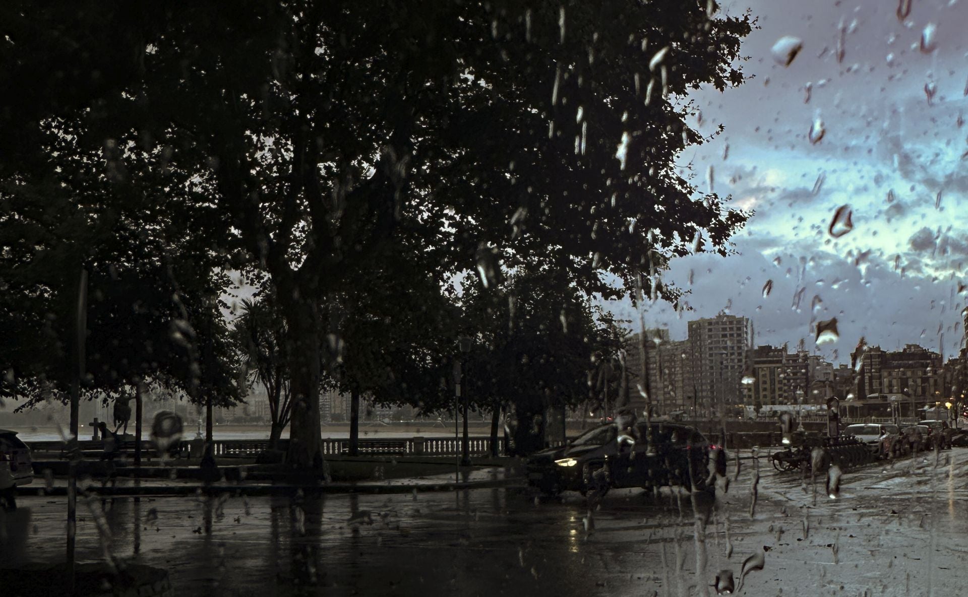 Lluvia, frío y viento: las imágenes de cómo Asturias da la bienvenida al otoño