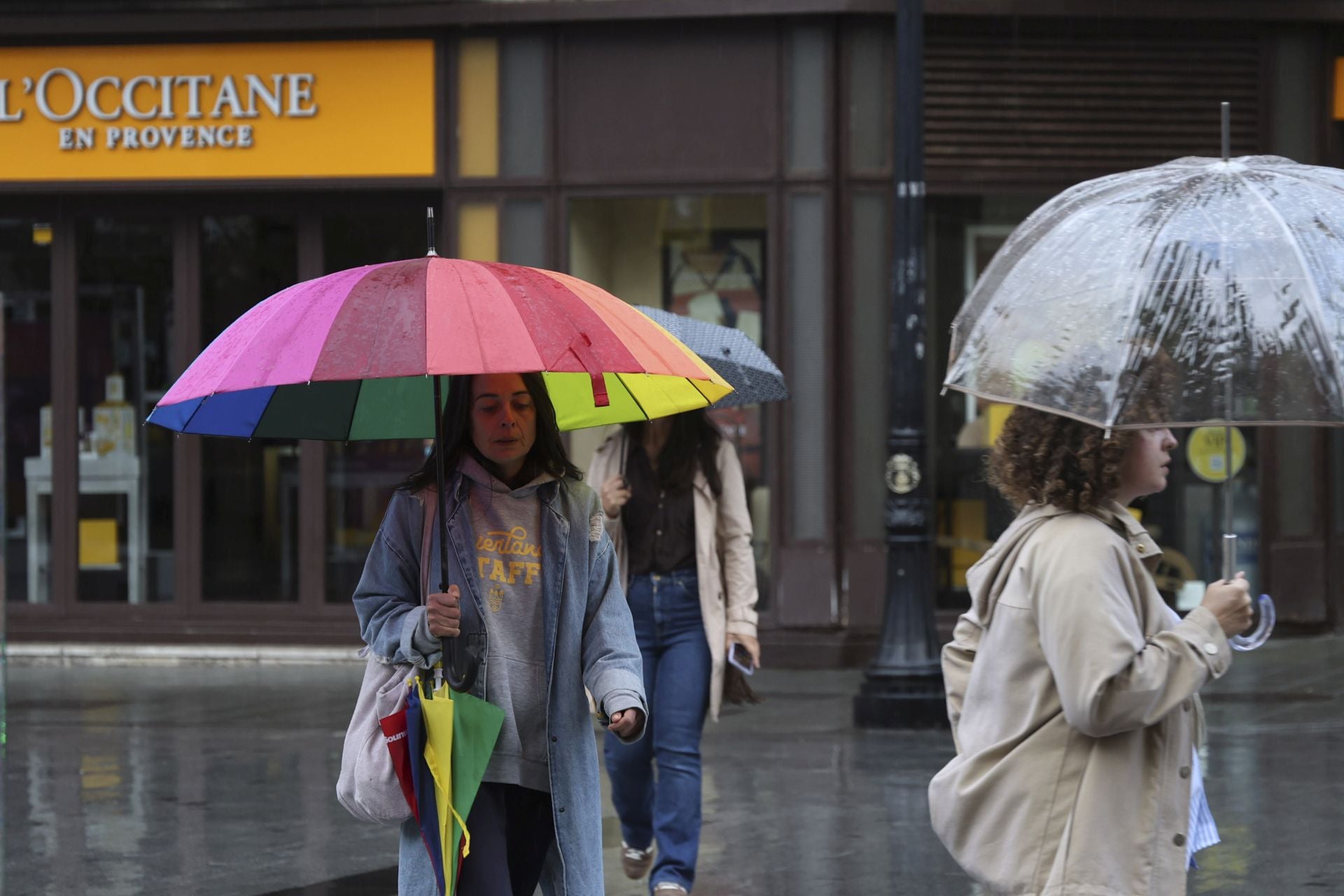 Lluvia, frío y viento: las imágenes de cómo Asturias da la bienvenida al otoño