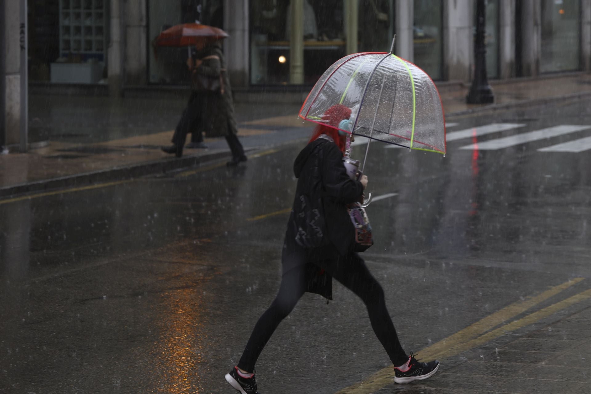 Lluvia, frío y viento: las imágenes de cómo Asturias da la bienvenida al otoño