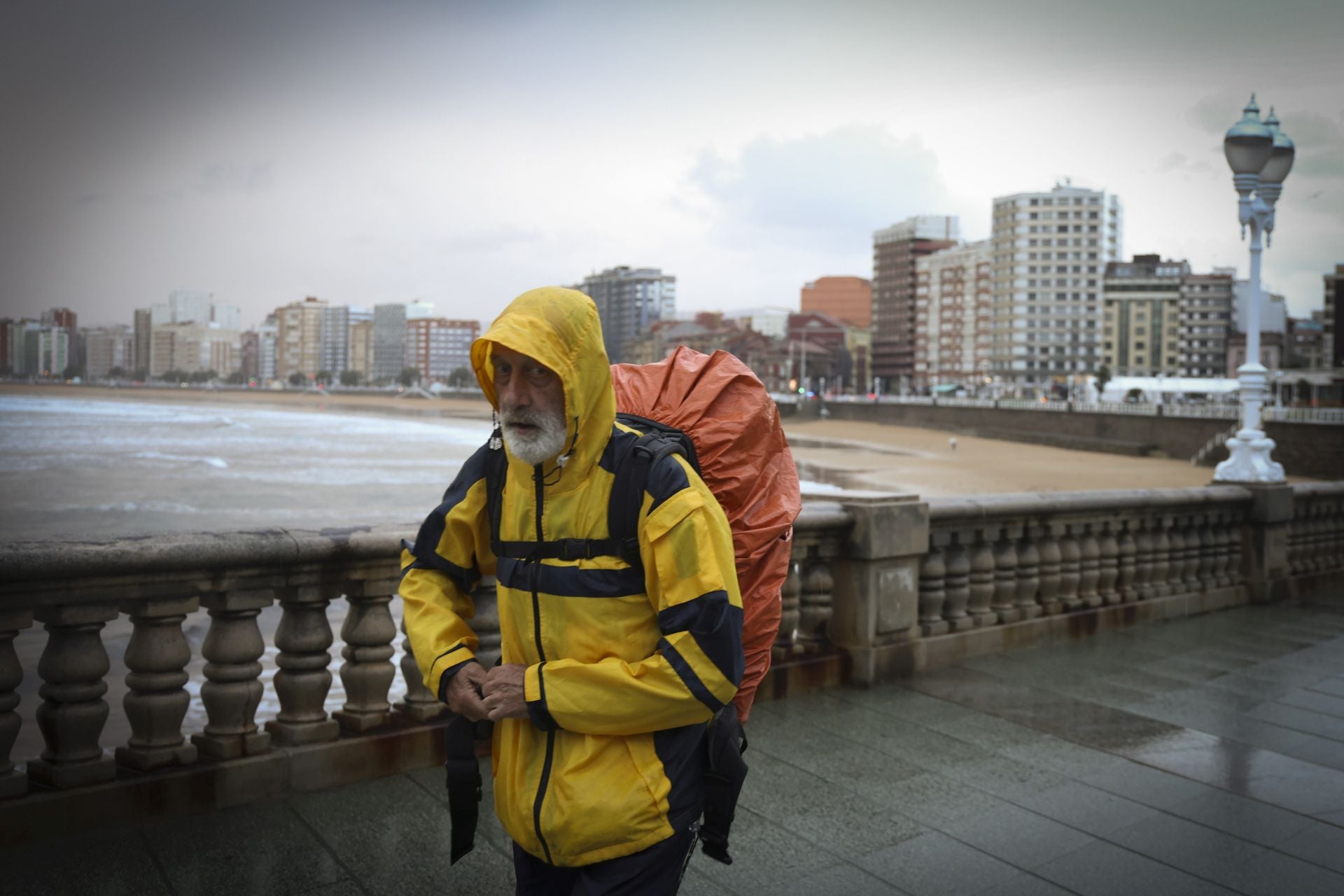 Lluvia, frío y viento: las imágenes de cómo Asturias da la bienvenida al otoño