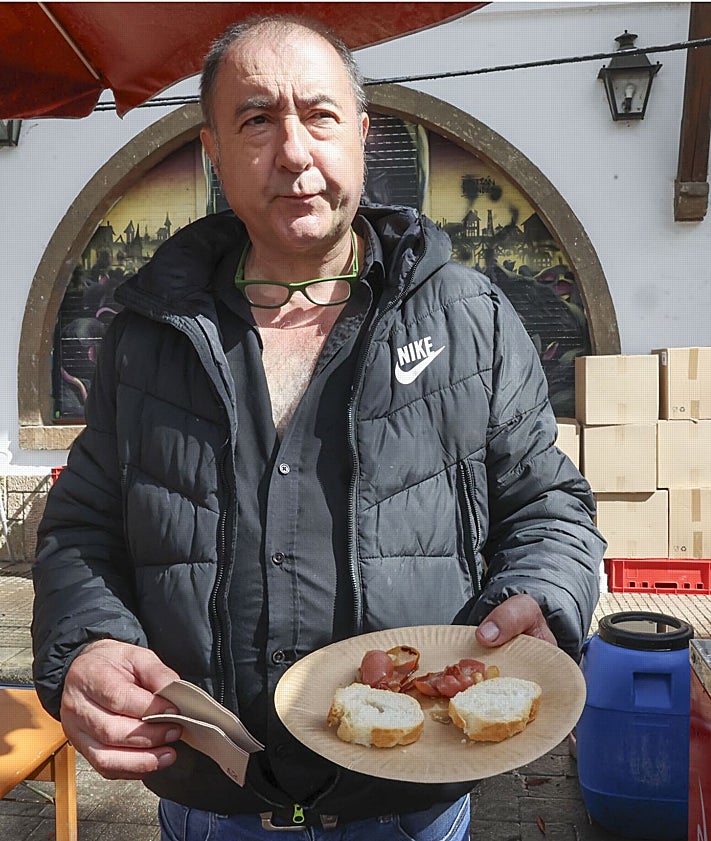 Imagen secundaria 2 - 'Feri' Velasco, de la Guácara; Mateo Tuñón, de Lopita & Co; y José Manuel García, 'Manolito', de Parrilla Suiss, ofrecieron su balance de las fiestas,