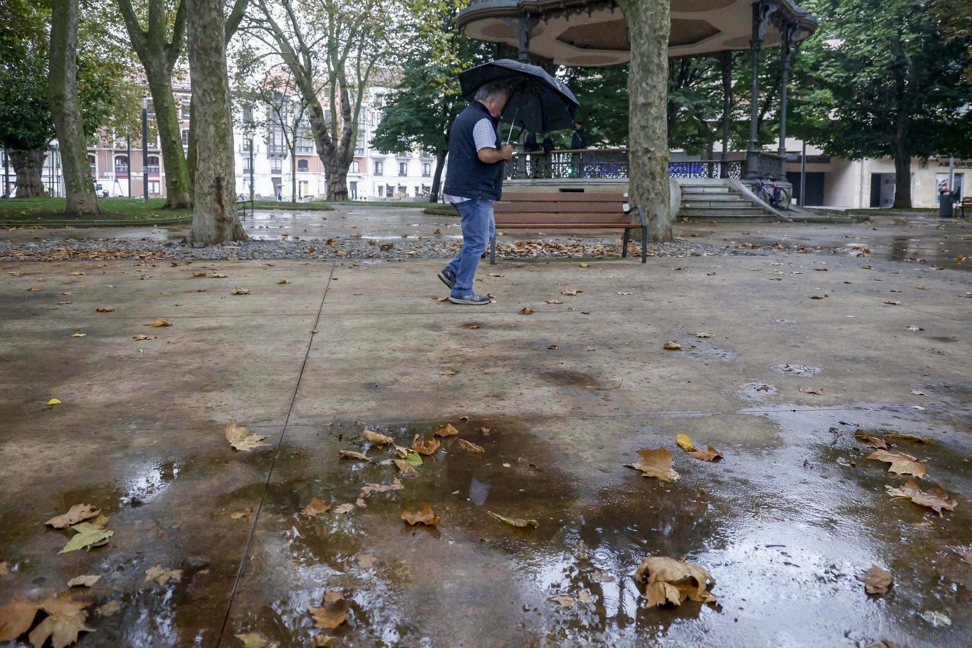 Lluvia, frío y viento: las imágenes de cómo Asturias da la bienvenida al otoño