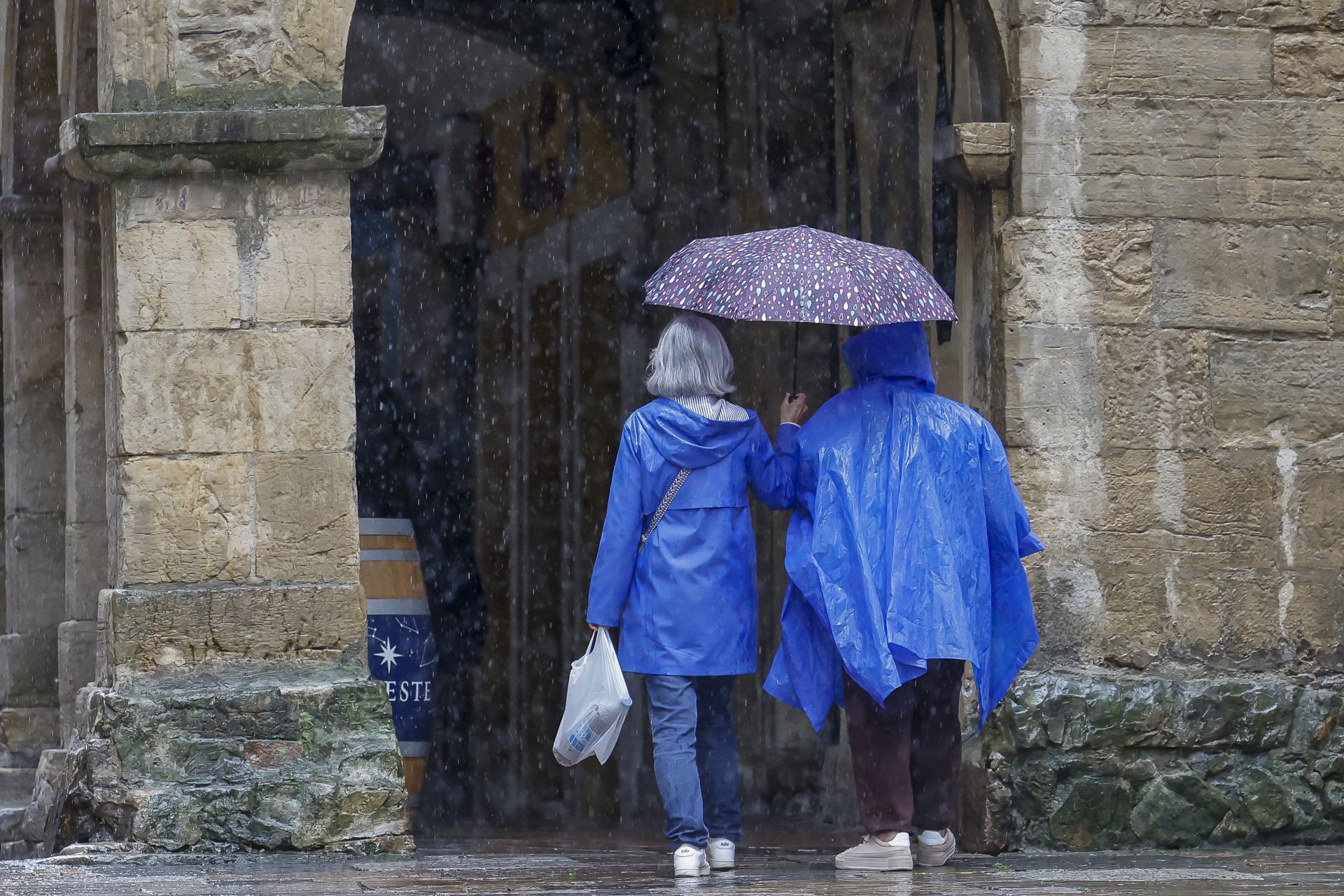 Lluvia, frío y viento: las imágenes de cómo Asturias da la bienvenida al otoño