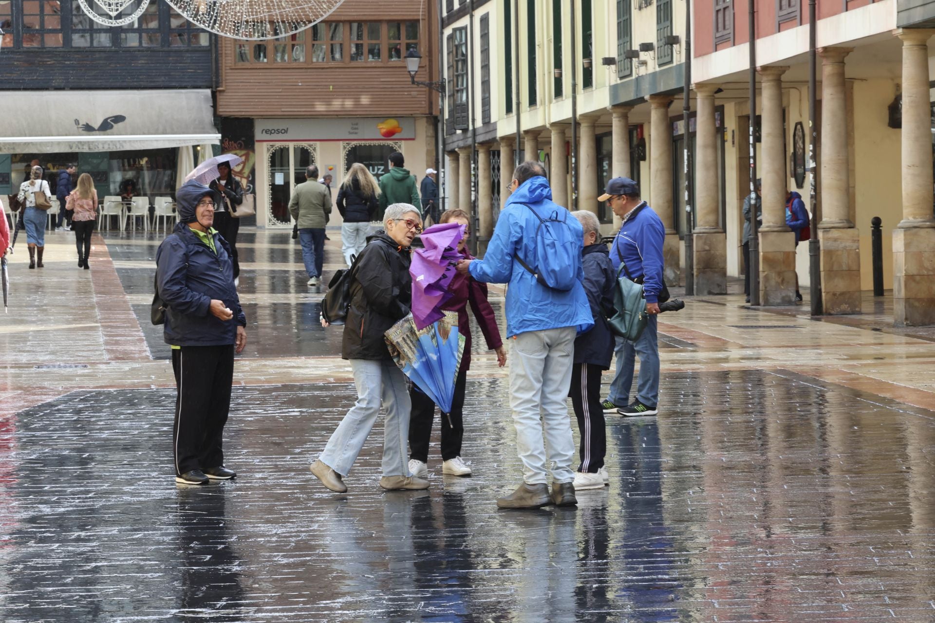 Lluvia, frío y viento: las imágenes de cómo Asturias da la bienvenida al otoño