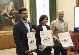 Antonio Hedrera, Montserrat López Moro y Oliver Suárez, durante la presentación en el Ayuntamiento de Gijón.