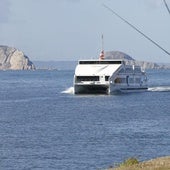 El 'Peneiro cinzento' en la bocana de la ría durante las pruebas de navegación.