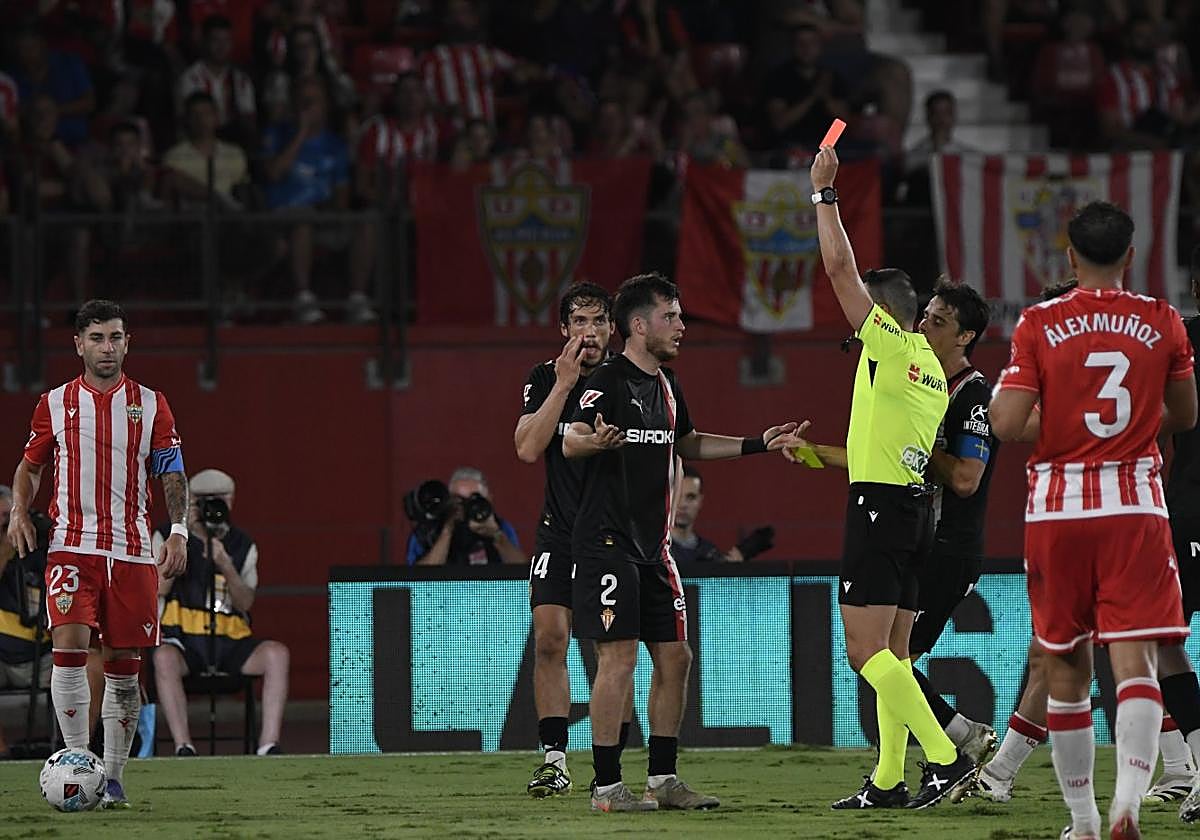 Manuel Ángel Pérez, el sábado, mostrando la roja a Guille Rosas en la segunda parte del encuentro de Almería.