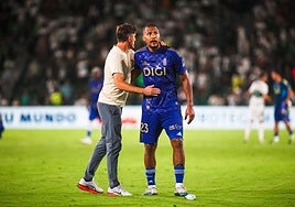 Paunovic saluda a Salomón Rondón después del partido en Elche.
