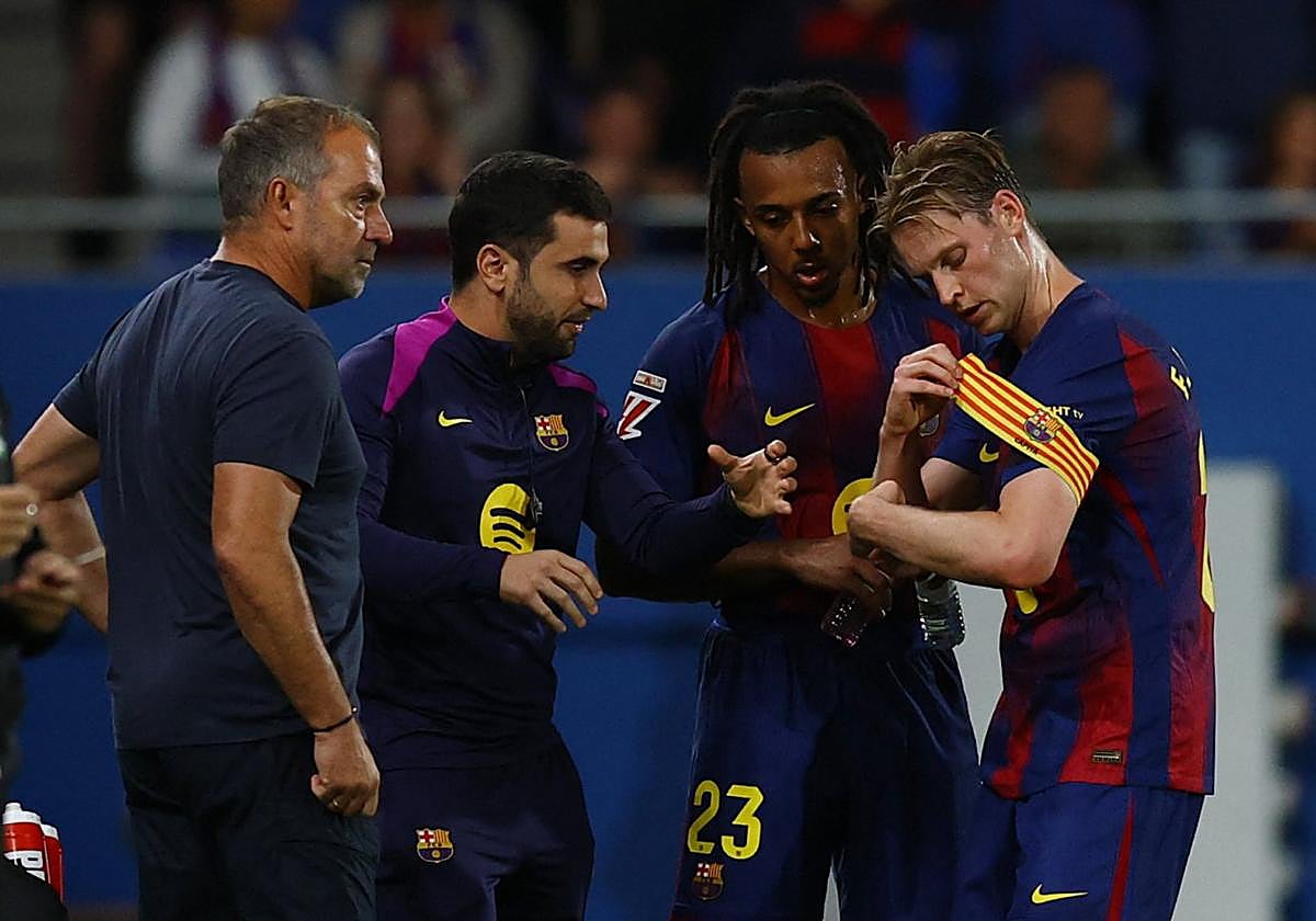 Flick observa mientras que De Jong se pone el brazalete.