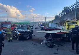 Los bomberos retiraron el vehículo, atrapado bajo la grúa.