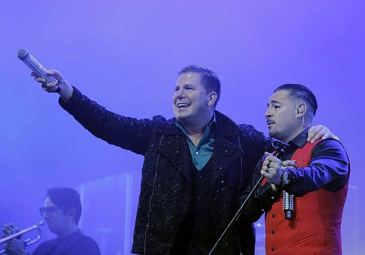 A la izquierda, Lucas, del dúo Andy y Lucas, durante su concierto el pasado septiembre durante las fiestas de San Mateo, en Oviedo.