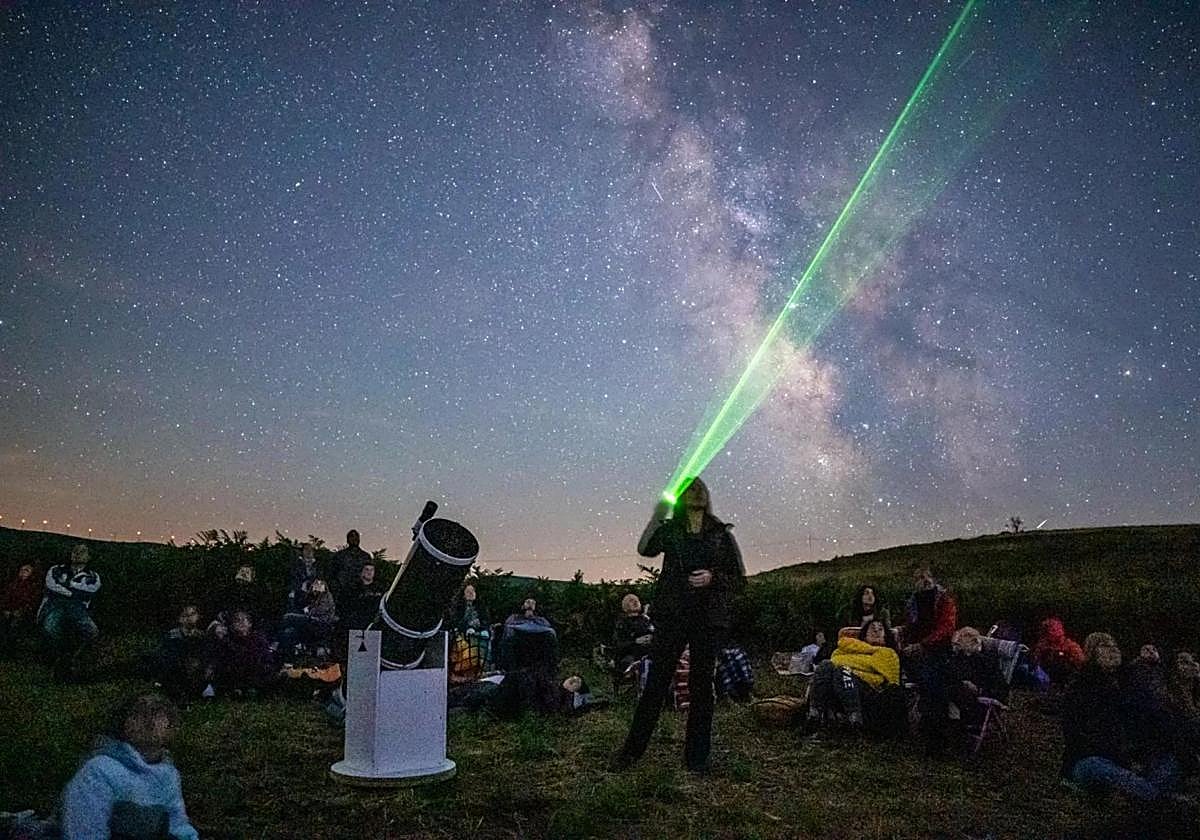 Observación del cielo nocturno con la astrofísica Lucía González en la parroquia de Lago, en Allande.