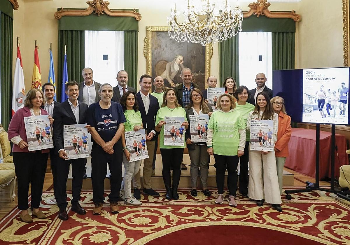 Representantes municipales, colaboradores, miembros de la junta local de la Asociación Contra el Cáncer en la presentación de la marcha