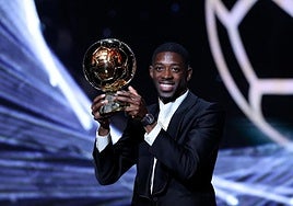 Ousmane Dembélé posa con el Balón de Oro