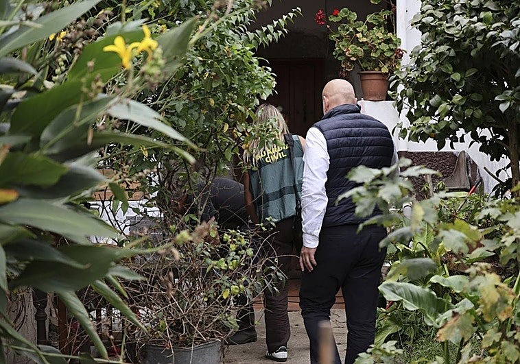 La Guardia Civil, en la casa de la víctima en Cuevas del Agua, poco tiempo después del ataque.