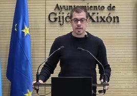 Javier Suárez Llana, portavoz municipal de IU, durante una rueda de prensa en el Ayuntamiento de Gijón.