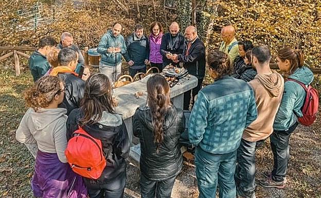 Alberto Román durante una clase práctica de uno de sus cursos.