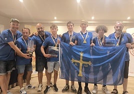 Joaquín Alonso, Francisco urbano, el seleccionador Pablo Álvarez, Francisco urbano, Marco Fraile, Jaime vega, Enol González, José Gonzalez, con sus medallas y trofeos, y la bandera de Asturias.