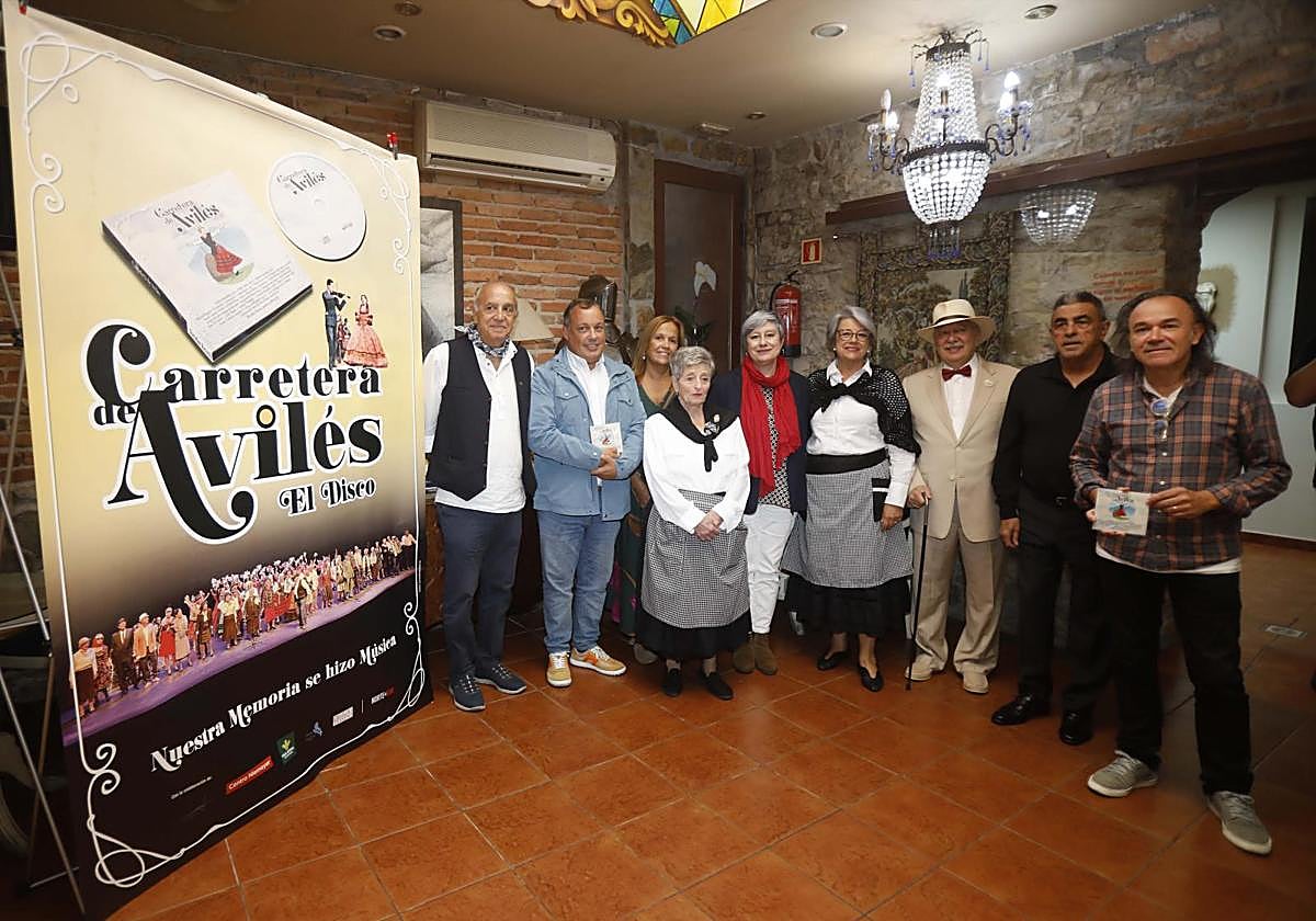 Presentación del disco 'Carretera de Avilés', con parte del elenco y los promotores del proyecto.