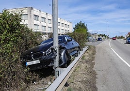 Estado en el que quedó el vehículo, empotrado contra una farola.