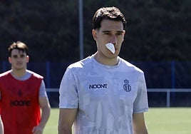 Adri Gómez, con apósitos en ambos orificios de la nariz.