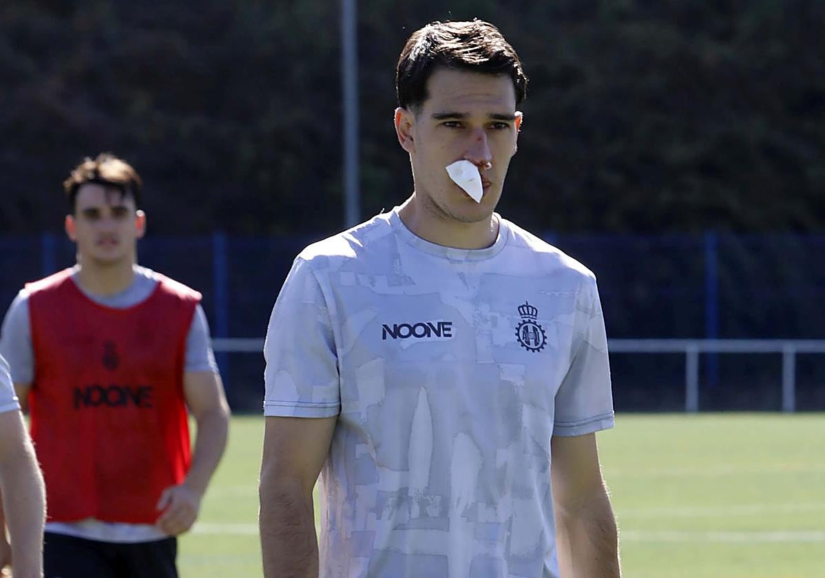 Adri Gómez, con apósitos en ambos orificios de la nariz.