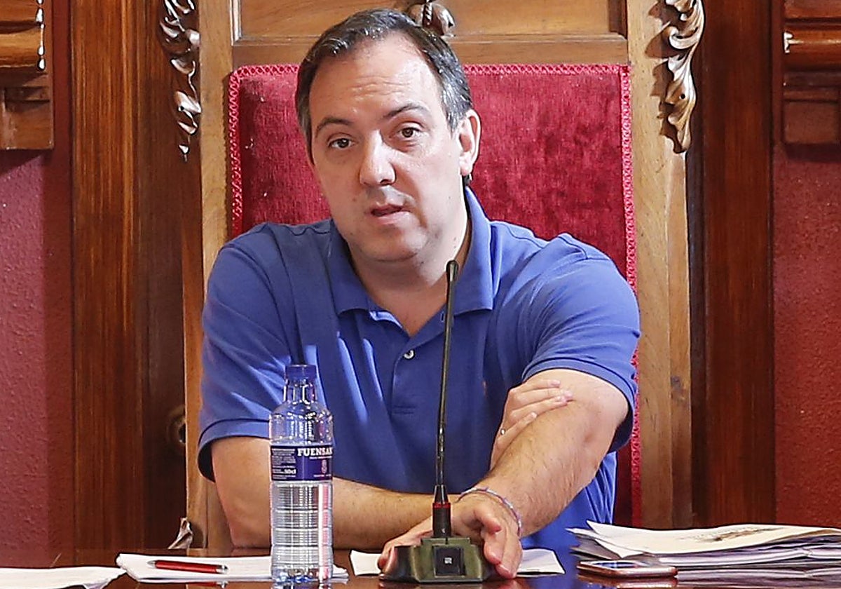 El alcalde de Villaviciosa, Alejandro Vega, durante uno de los Plenos