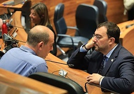 Adrián Barbón conversa con el diputado y secretario de Organización de la Federación Socialista Asturiana (FSA), Luis Ramón Fernández Huerga