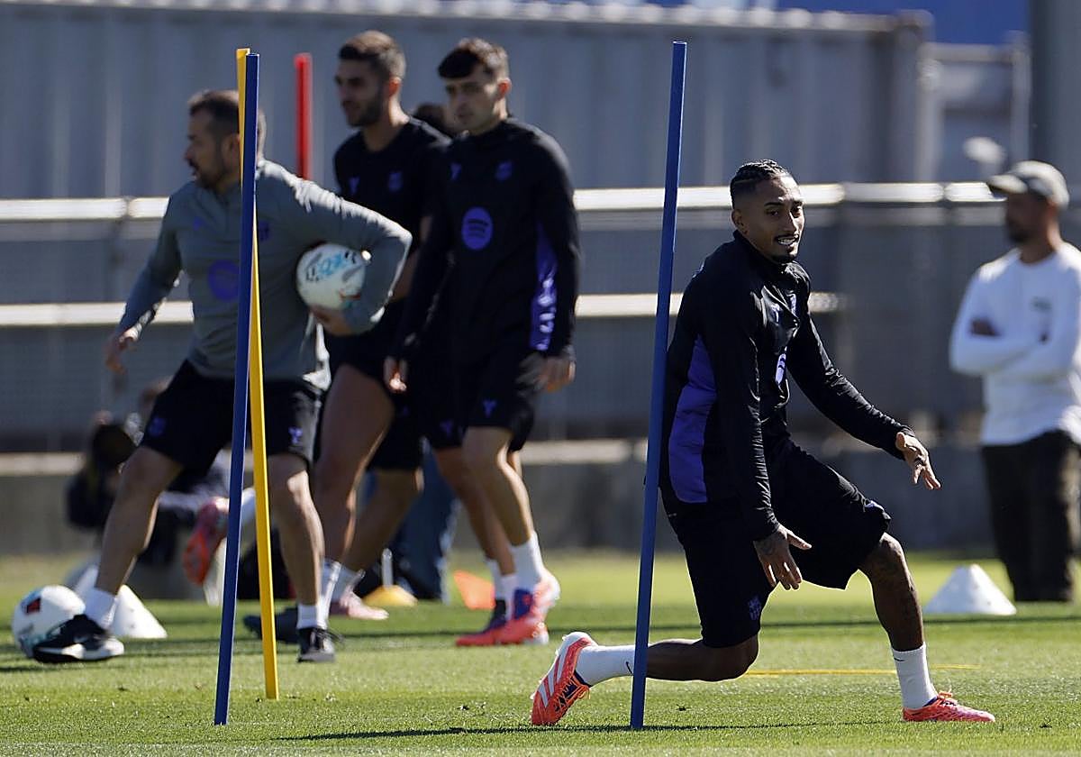 Raphina realiza un ejercicio durante el entrenamiento de ayer en la Ciudad Condal.