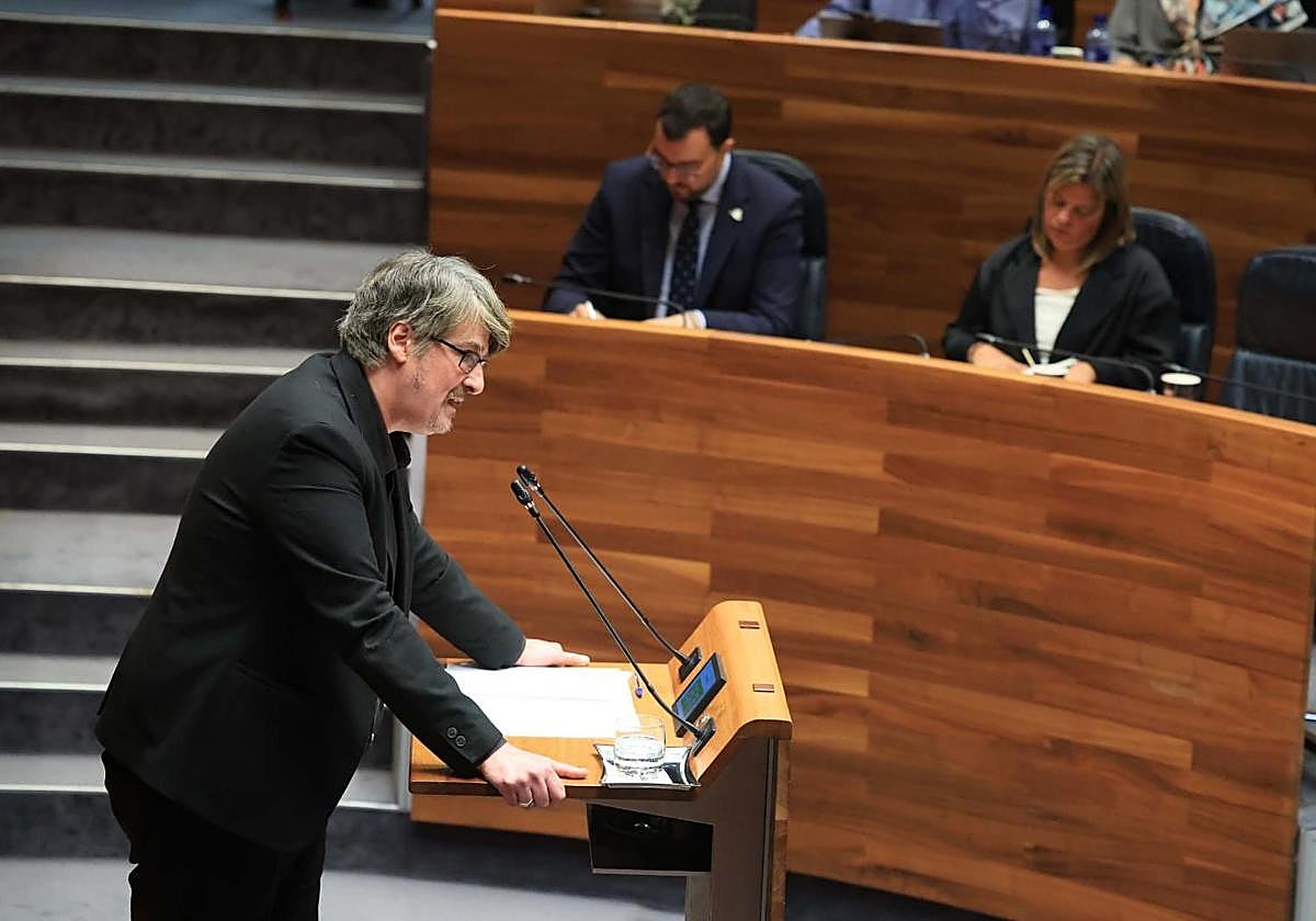 Xabel Vegas, portavoz de IU-Convocatoria por Asturies, durante su intervención en el debate del estado de la región.