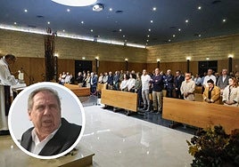 Imagen de la sala 1 del Tanatorio de Cabueñes llena de gente donde ayer tuvo lugar la lectura de la palabra y la incineración de los restos.