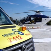 Ambulancia del 112 y helicóptero medicalizado de Castilla-La Mancha.