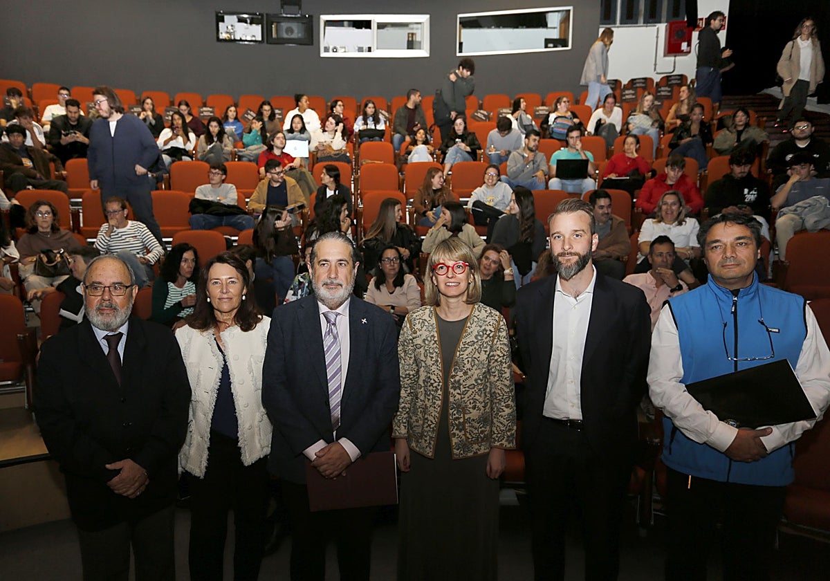 Luis Valdés, Cristina López Duarte, Juan Manuel Marchante, Greta Rodríguez, Daniel Martínez Junquera y Eduardo del Valle, en el Paraninfo, antes de la apertura oficial del curso de la Facultad Jovellanos.