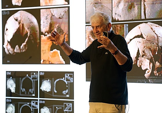 El paleoantropólogo, ayer, durante su conferencia en Oviedo.