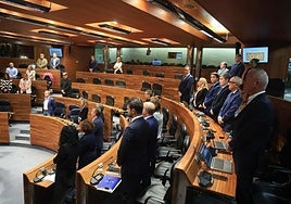 Minuto de silencio en la Junta General contra el genocidio en Gaza.