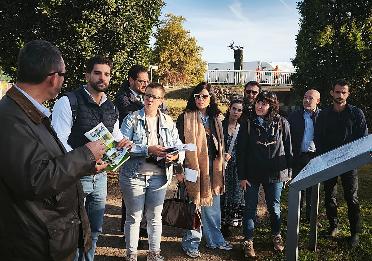 Visita de los técnicos de la Fundación Biodiversidad, junto al concejal Rodrigo Pendueles y el director general de Medio Ambiente, Alejandro Navazas.