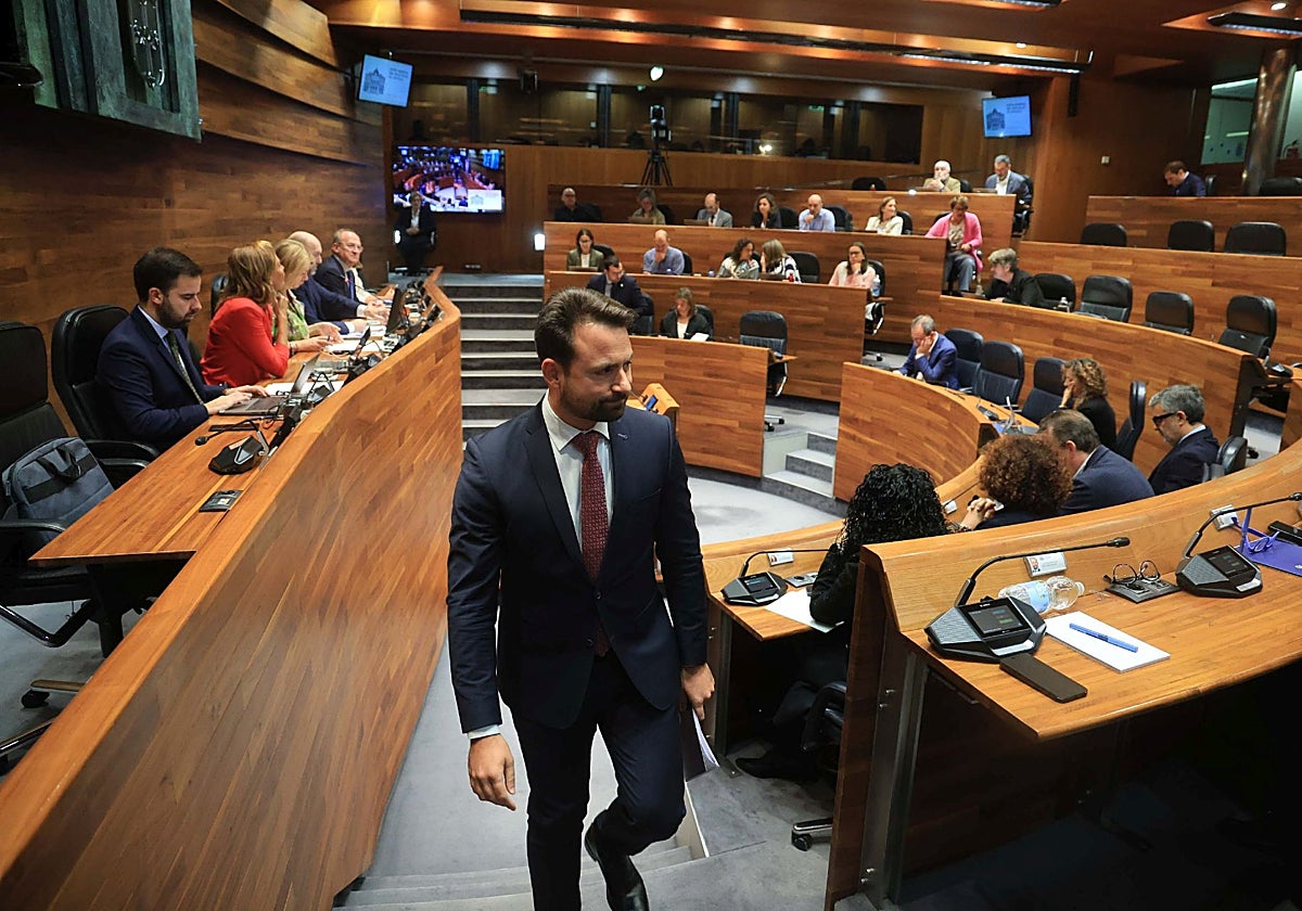 El presidente del PP de Asturias, Álvaro Queipo, vuelve al escaño tras dirigirse a Barbón.
