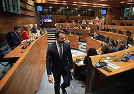 El presidente del PP de Asturias, Álvaro Queipo, vuelve al escaño tras dirigirse a Barbón.