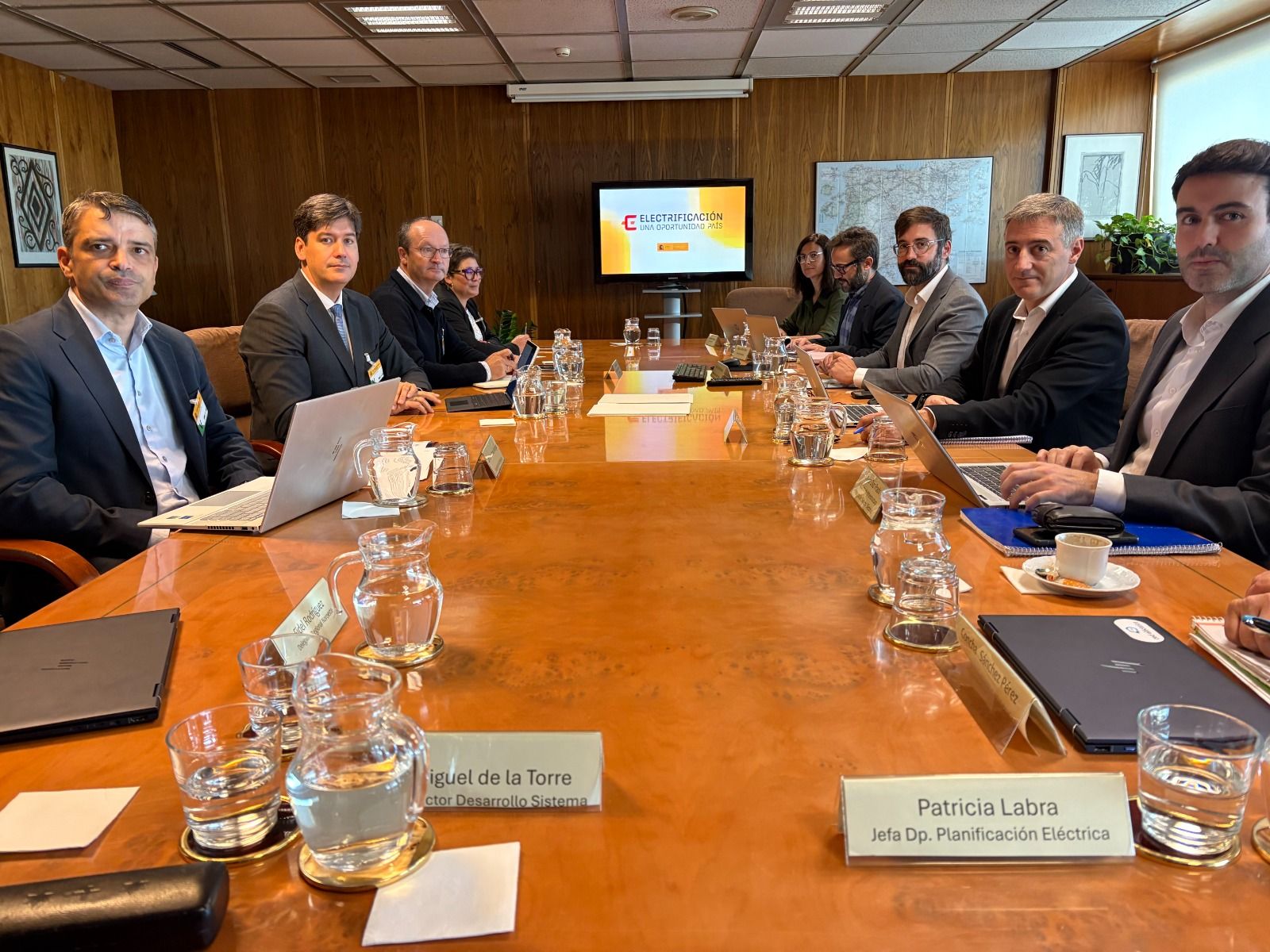Los representantes asturianos, liderados por el consejero de Ciencia, Borja Sánchez, junto al equipo del Ministerio para la Transición, con Joan Groizard a la cabeza.