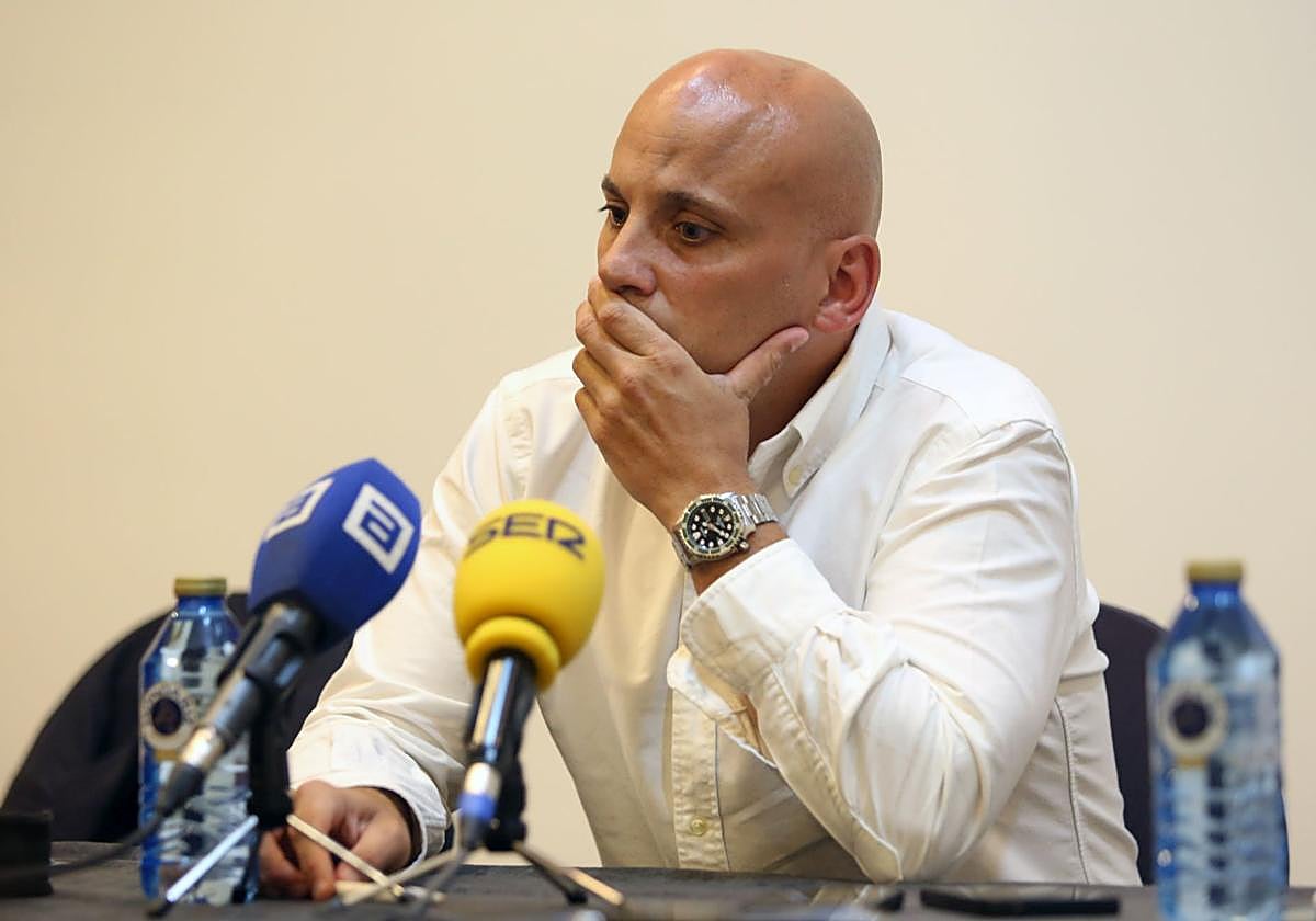 Javi Rozada, durante la rueda de prensa en la que dio su versión sobre su despido del Real Avilés.
